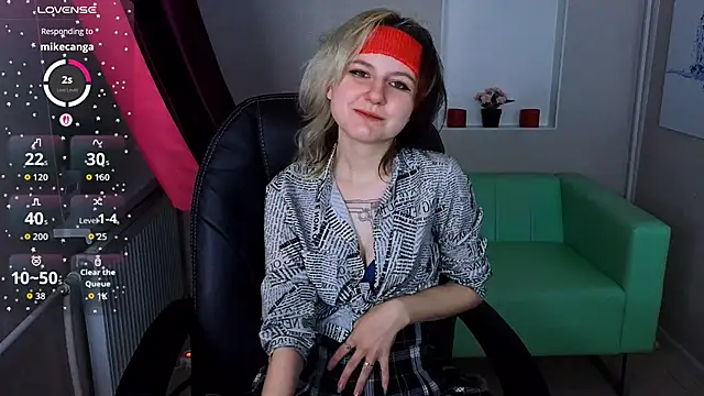 Snapshot of girl_next_doorr chatting on 10.24.25 girl next doorr online show from 10.24.25