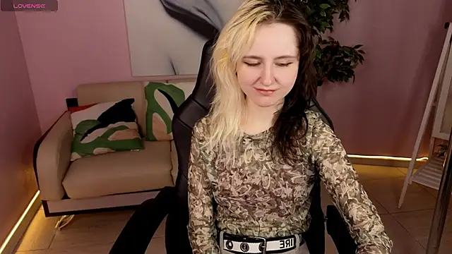 Snapshot of girl_next_doorr chatting on 05.10.26 girl next doorr online show from 05.10.26