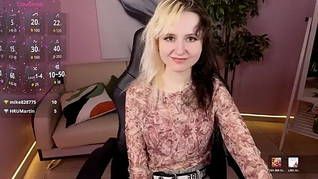 Snapshot of girl_next_doorr chatting on 05.17.26 girl next doorr online show from 05.17.26