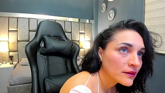 Cata Joness online show from 10.06.25