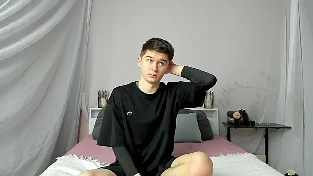 Snapshot of SherlockMax chatting on 02.04.26 SherlockMax online show from 02.04.26