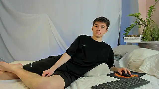 Snapshot of SherlockMax chatting on 03.04.26 SherlockMax online show from 03.04.26