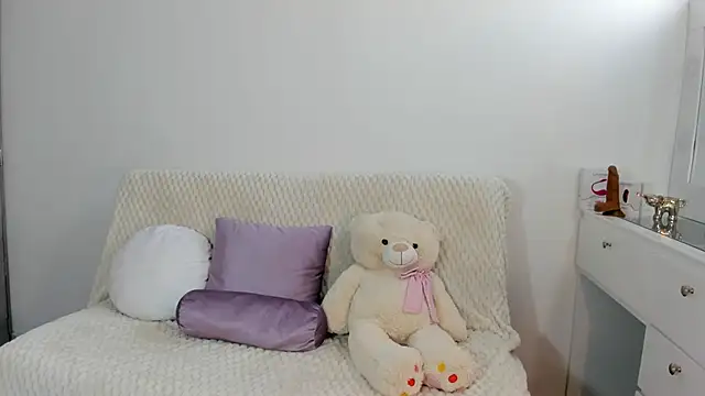 miaravel  online show from 12.18.25