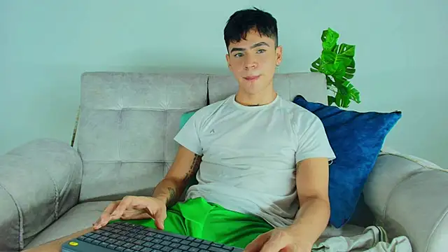 CamiiGuzmanX online show from 10.13.25