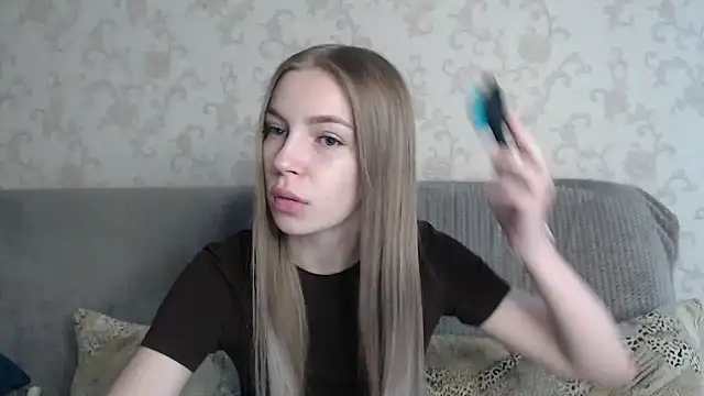Snapshot of HitGyrl chatting on 04.22.26 HitGyrl online show from 04.22.26