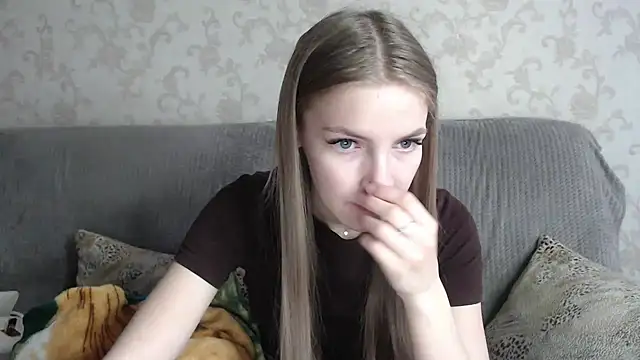 Snapshot of HitGyrl chatting on 05.13.26 HitGyrl online show from 05.13.26