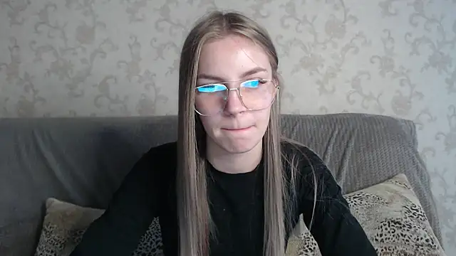 Snapshot of HitGyrl chatting on 05.19.26 HitGyrl online show from 05.19.26