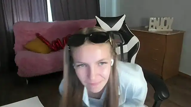 Snapshot of HitGyrl chatting on 06.05.26 HitGyrl online show from 06.05.26