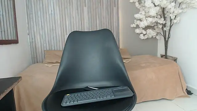 Snapshot of Michellee_20 chatting on 10.14.25 Michellee 20 online show from 10.14.25