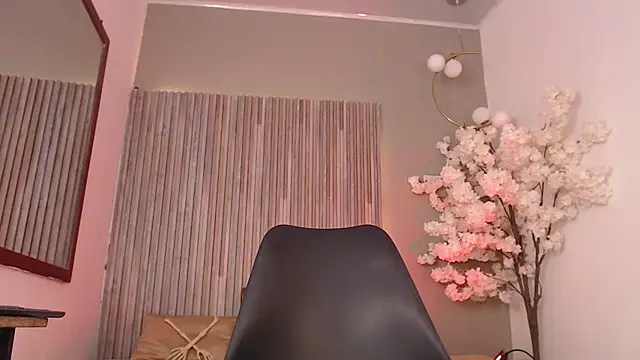 Snapshot of Michellee_20 chatting on 10.15.25 Michellee 20 online show from 10.15.25