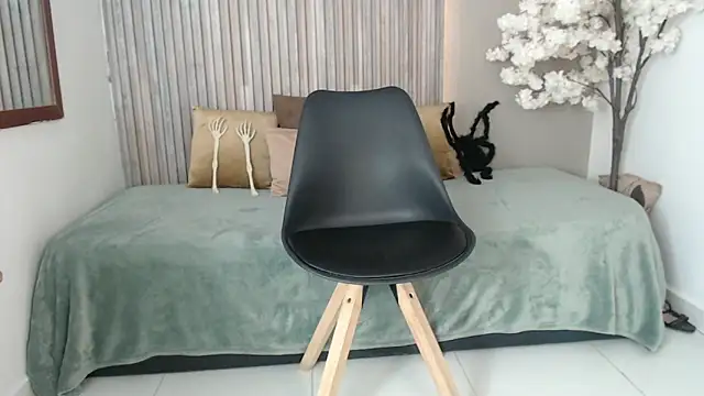 Snapshot of Michellee_20 chatting on 10.17.25 Michellee 20 online show from 10.17.25