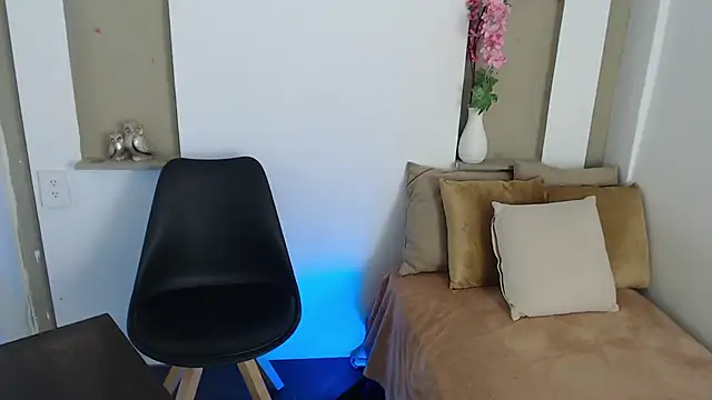 Snapshot of Michellee_20 chatting on 12.18.25 Michellee 20 online show from 12.18.25