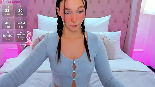 LuisaVee online show from 12.05.25