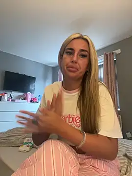 Snapshot of EllieMaeBaby chatting on 12.05.25 EllieMaeBaby online show from 12.05.25