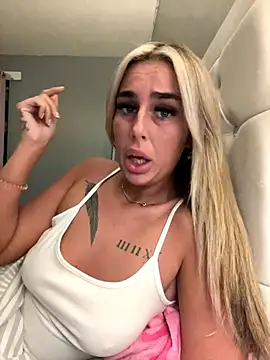 Snapshot of EllieMaeBaby chatting on 12.14.25 EllieMaeBaby online show from 12.14.25