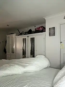 AroraAngel online show from 10.17.25