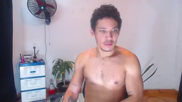 Snapshot of RuiMaddoox chatting on 11.15.25 RuiMaddoox online show from 11.15.25