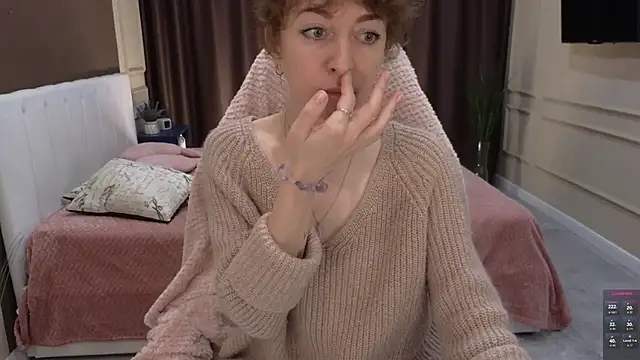 Snapshot of daniellia_ chatting on 10.04.25 daniellia online show from 10.04.25