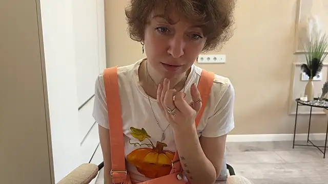 Snapshot of daniellia_ chatting on 11.14.25 daniellia online show from 11.14.25