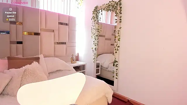 Snapshot of Zoey_thompson chatting on 02.05.26 Zoey thompson online show from 02.05.26