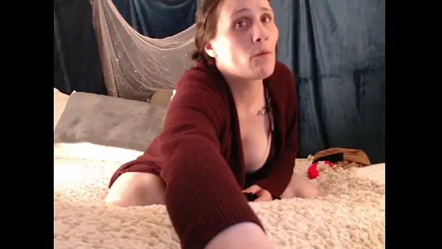 Snapshot of GabbyTate chatting on 10.04.25 GabbyTate online show from 10.04.25