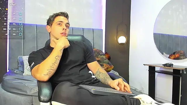 Snapshot of Liam_walk_ chatting on 09.08.25 Liam walk online show from 09.08.25