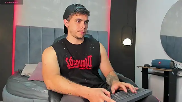 Snapshot of Liam_walk_ chatting on 09.16.25 Liam walk online show from 09.16.25