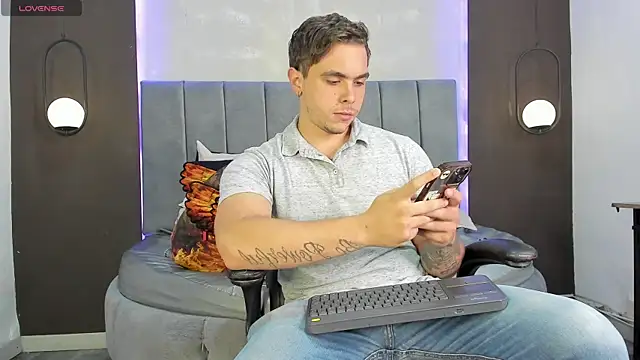 Snapshot of Liam_walk_ chatting on 10.18.25 Liam walk online show from 10.18.25