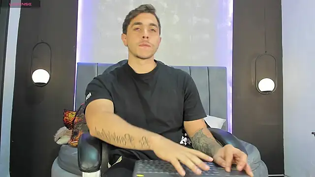 Snapshot of Liam_walk_ chatting on 10.20.25 Liam walk online show from 10.20.25