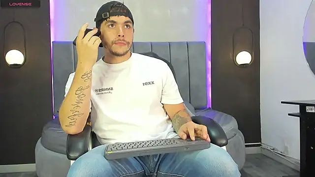 Snapshot of Liam_walk_ chatting on 11.14.25 Liam walk online show from 11.14.25