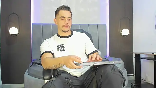 Snapshot of Liam_walk_ chatting on 11.20.25 Liam walk online show from 11.20.25