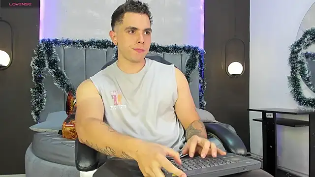 Snapshot of Liam_walk_ chatting on 11.21.25 Liam walk online show from 11.21.25