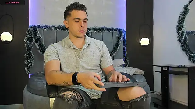 Snapshot of Liam_walk_ chatting on 11.24.25 Liam walk online show from 11.24.25