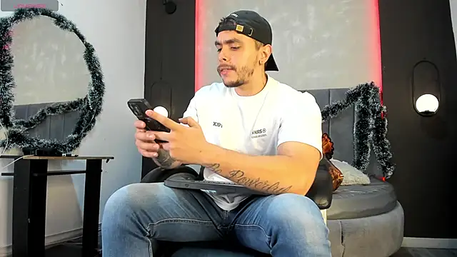 Snapshot of Liam_walk_ chatting on 12.21.25 Liam walk online show from 12.21.25