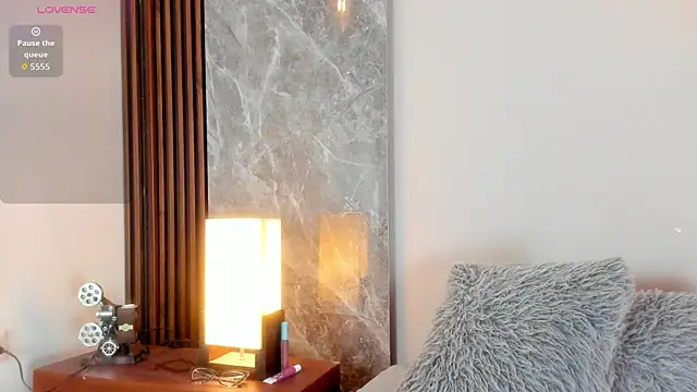 Emma hunter  online show from 10.22.25