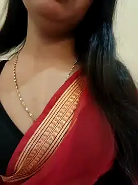 Snapshot of Maahhii_2 chatting on 10.16.25 Maahhii 2 online show from 10.16.25