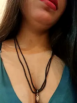 Snapshot of Maahhii_2 chatting on 10.21.25 Maahhii 2 online show from 10.21.25