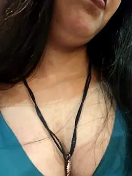 Snapshot of Maahhii_2 chatting on 10.25.25 Maahhii 2 online show from 10.25.25