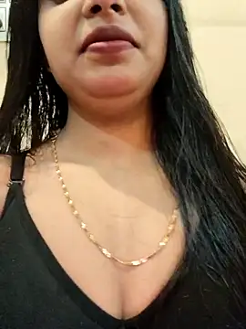 Snapshot of Maahhii_2 chatting on 10.31.25 Maahhii 2 online show from 10.31.25