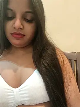 Snapshot of Maahhii_2 chatting on 11.18.25 Maahhii 2 online show from 11.18.25