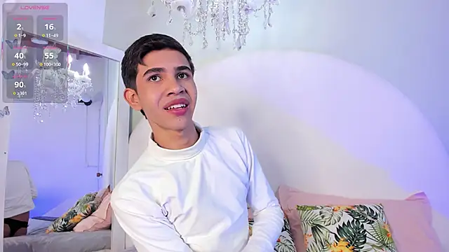 Snapshot of JoshuaSanzz chatting on 11.01.25 JoshuaSanzz online show from 11.01.25