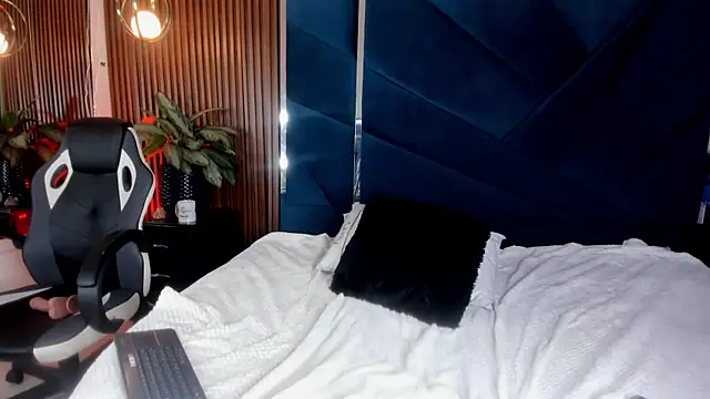 Snapshot of EmilyDuran_ chatting on 09.18.25 EmilyDuran online show from 09.18.25