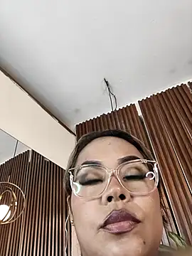 Snapshot of EmilyDuran_ chatting on 10.09.25 EmilyDuran online show from 10.09.25