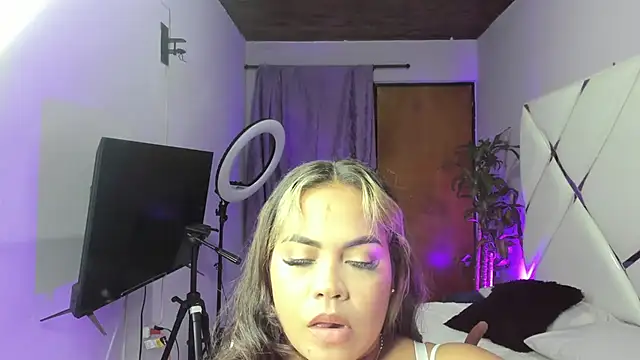 Snapshot of EmilyDuran_ chatting on 10.19.25 EmilyDuran online show from 10.19.25