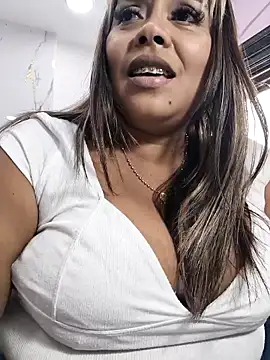 Snapshot of EmilyDuran_ chatting on 11.27.25 EmilyDuran online show from 11.27.25