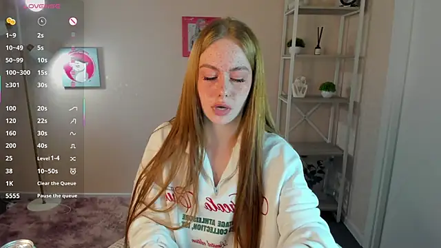 Snapshot of Roxy_Sunnny chatting on 10.13.25 Roxy Sunnny online show from 10.13.25