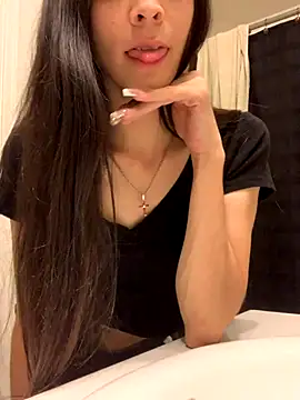 Snapshot of lovinlush chatting on 10.23.25 lovinlush online show from 10.23.25