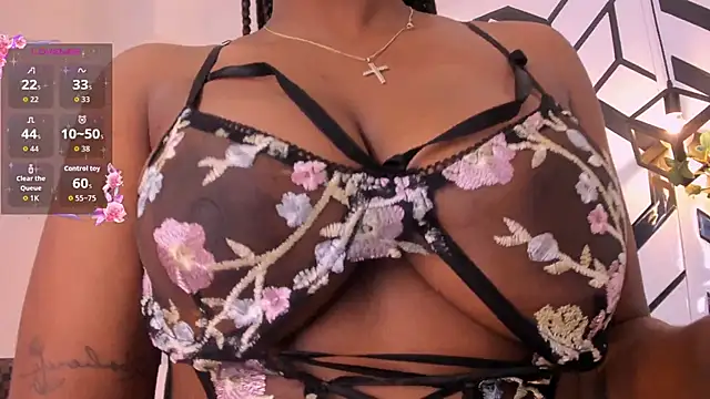 Snapshot of VictoriaKroft chatting on 10.23.25 VictoriaKroft online show from 10.23.25