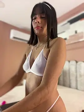 mia kisses2 online show from 10.22.25