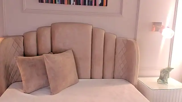 mia kisses2 online show from 11.27.25